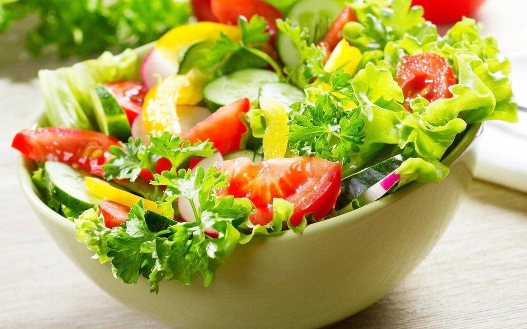 به این چند دلیل، سالاد را جایگزین شام نکنید
