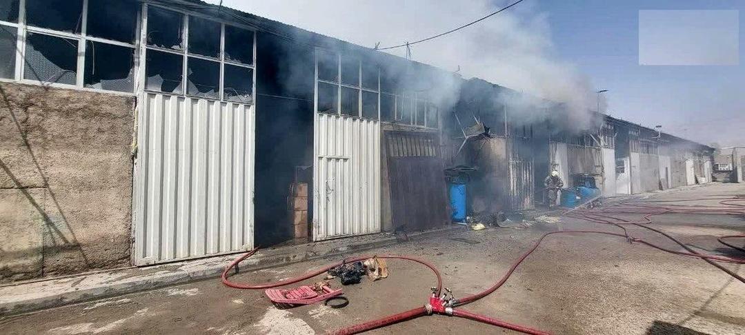 آتش سوزی گسترده در کارگاه تولید ساعت در جاده خاوران