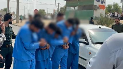 تصاویری از بازسازی سرقت مسلحانه از طلافروشی پاساژ گل‌سنتر درگهان قشم