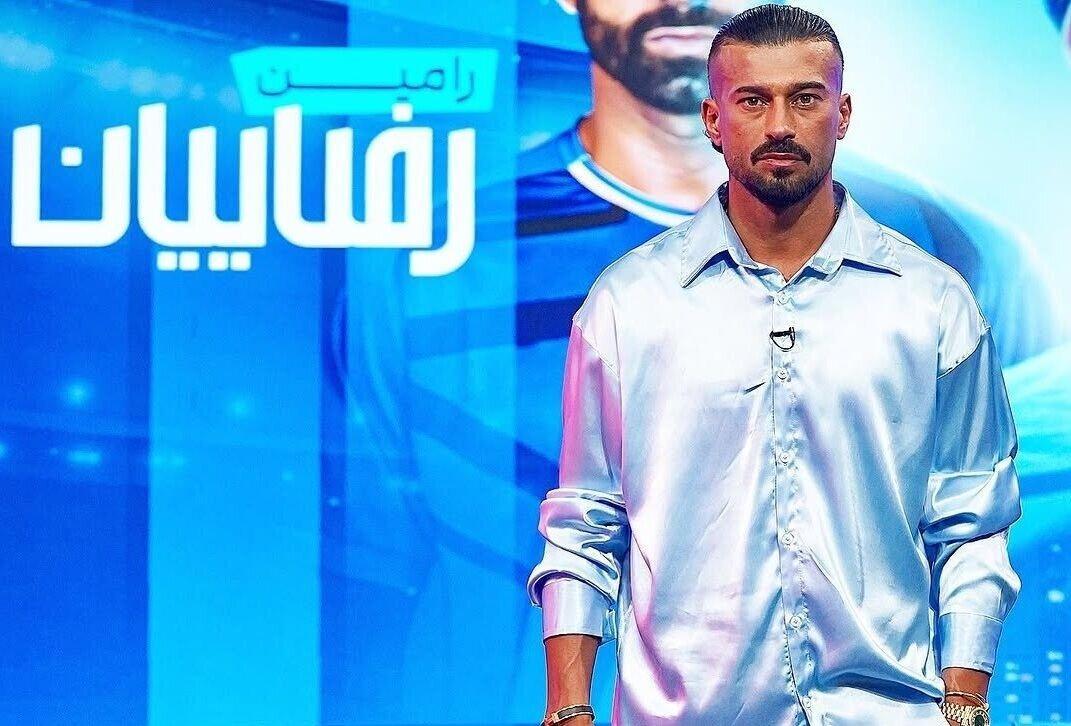 ببینید | رامین با استایل جدید در ورزشگاه؛ کت‌وشلوار به سبک دهه‌های گذشته!