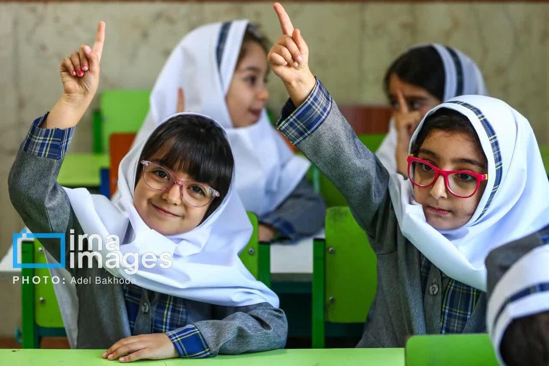 هیاهوی دانش‌آموزان برای تحصیل؛ از صفحه نمایش تا حیاط مدرسه