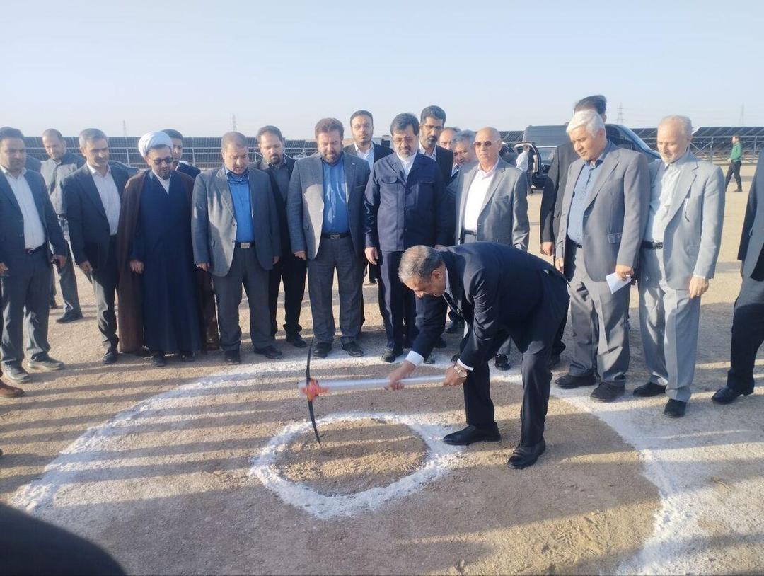 عملیات اجرایی ساخت نیروگاه خورشیدی ۵۳ مگاواتی در قم آغاز شد