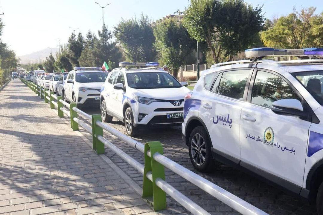 رژه خودرویی نیروهای نظامی در همدان برگزار شد