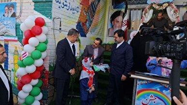 دختران دانش‌آموز قمی با حضور معاون اجرایی رئیس‌جمهور راهی مدرسه شدند+فیلم
