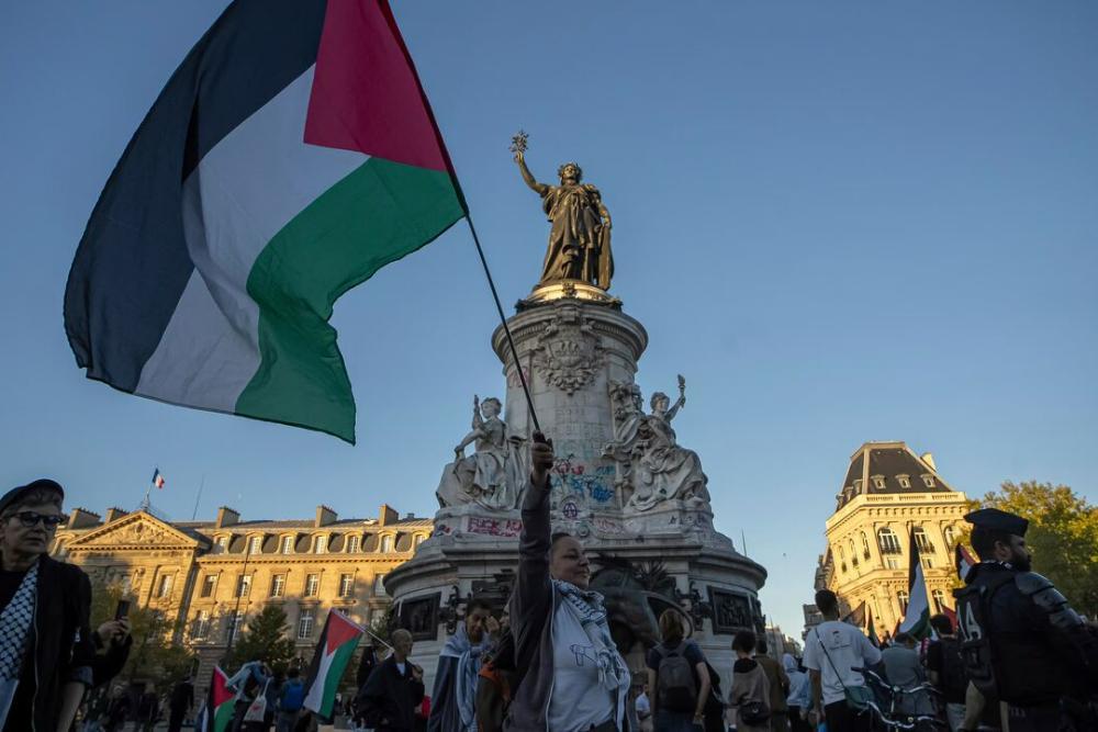 برافراشته شدن پرچم فلسطین در شهرهای فرانسه/برگزاری جشن شناسایی کشور فلسطین در انگلیس