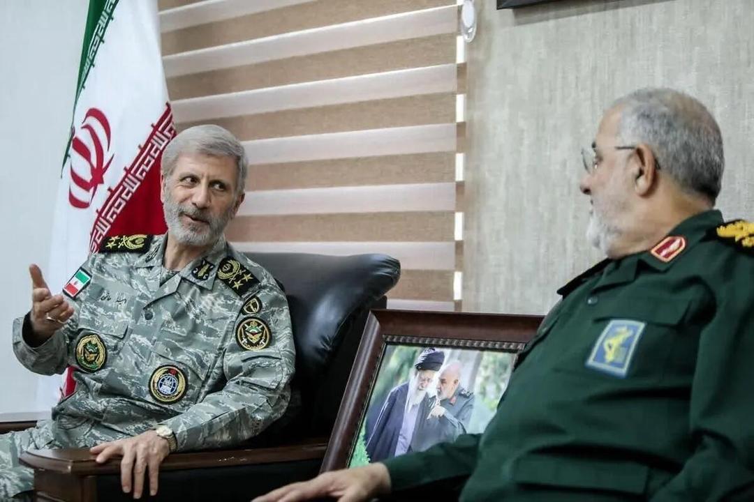 دیدار فرماندهان کل سپاه و ارتش: کوچک‌ترین تعرض دشمن با پاسخ واحد و سریع سپاه و ارتش مواجه می‌شود