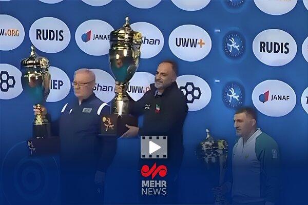 لحظه اهدای جام قهرمانی کشتی فرنگی جهان و به اهتزاز در آمدن پرچم ایران
