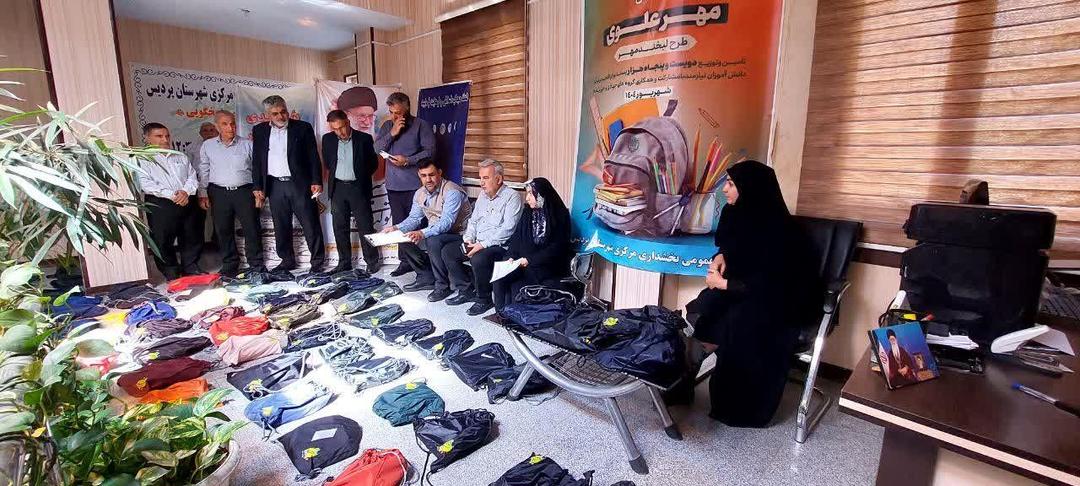 بنیاد علوی ۲۵۰ هزار بسته لوازم التحریر در طرح لبخند مهر به دانش آموزان اهدا می کند