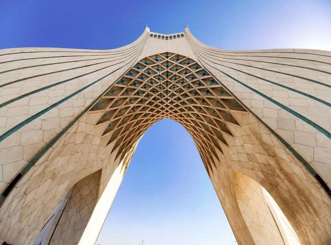مجموعه فرهنگی-هنری برج آزادی: اصراری نداریم که صرفاً موسیقی ایرانی اجرا شود، از تمامی ژانر‌هایی که استاندارد حرفه‌ای و کیفیت بالا داشته باشند، استقبال می‌کنیم