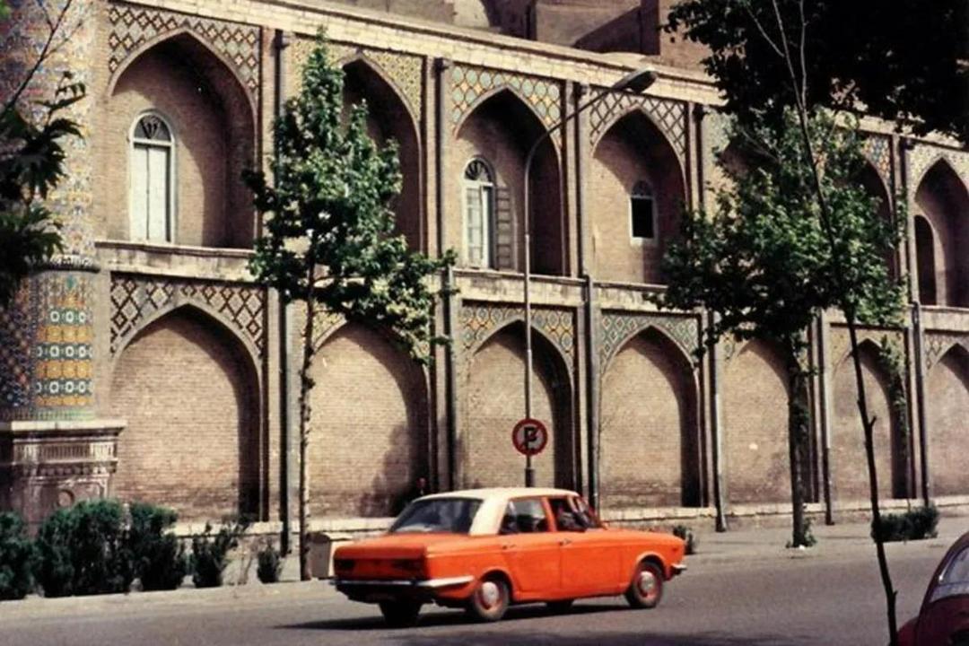 قاب تاریخی پیکان نارنجی و مسجد ممنوعه در دهه ۵۰