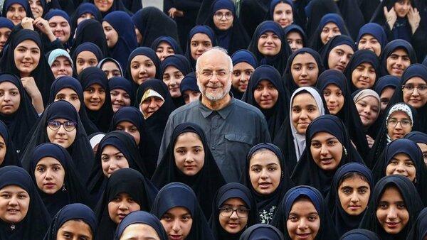 نخستین روز مهر و حضور قالیباف در یک مدرسه | پوشش ویژه دختران دهه نودی