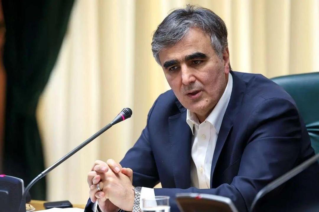 رئیس بانک مرکزی: بانک مرکزی از منابع طلا و ارز مطمئن و در دسترسی برخوردار است/ اخیراً آیین نامه‌ای تصویب شده که سرمایه‌گذار خارجی می‌تواند طلا وارد کند، زیرا سودآوری بیشتری دارد و با قیمت بالاتری به فروش می‌رسد