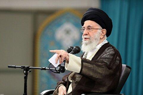 رهبرانقلاب: ما چون احتیاج به سلاح هسته‌ای نداریم غنی‌سازی را تا ۹۰ درصد بالا نبردیم تا ۶۰ درصد بالا بردیم که برای کشور لازم است / حالا اینها آمدند تأسیسات فلان جا و فلان جا را بمباران کردند؛ این علم است، علم با بمب و با تهدی از بین نمی‌رود / ما تسلیم فشار نمی‌شویم و نخواهیم شد نه در مورد غنی سازی بلکه در مورد هر قضیه‌ای فشار بر ما کارساز نیست