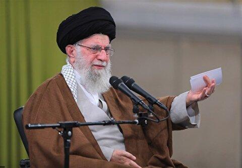 رهبر انقلاب: [ترامپ] می‌گوید مذاکره کنیم و از مذاکره این در بیاید که ایران غنی‌سازی نداشته باشد؛ معاونش هم گفته ایران موشک هم نباید داشته باشد؛ یعنی ایران آن‌قدر دستش بسته باشد که وقتی به او تعرض شد نتواند به این پایگاه آمریکایی در عراق یا در فلان جا جوابی بدهد / به قول ما مشهدی‌ها «این حرف از دهن گوینده‌اش بزرگتر است»