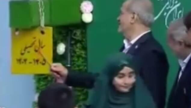 فیلم/ پزشکیان زنگ آغاز سال تحصیلی را نواخت