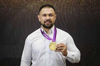 قهرمان المپیک سرمربی تیم کشتی‌آزاد استقلال
