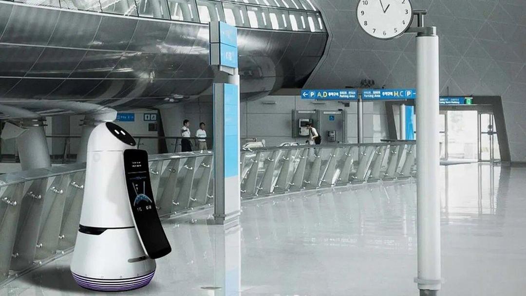 ببینید | ربات‌های خدمت‌رسان در فرودگاه بغداد