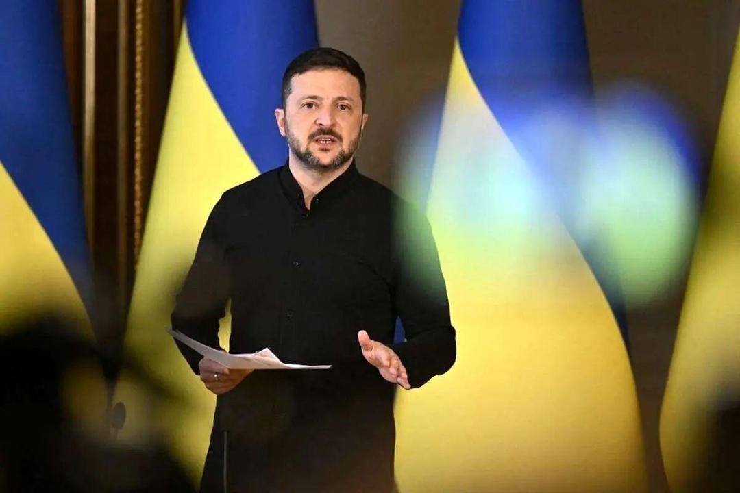 زلنسکی: هیچ آتش‌بسی در جنگ اوکراین وجود نخواهد داشت، زیرا روسیه آن را رد می‌کند/ حقوق بین‌الملل فقط زمانی کاملاً کارآمد است که دوستانی قدرتمند و دارای سلاح داشته باشید/ به همه می‌گویم، درباره تلاش مسکو برای طولانی کردن جنگ، سکوت نکنید/ آماده‌ایم تولید سلاح را با شرکای خود، افزایش دهیم