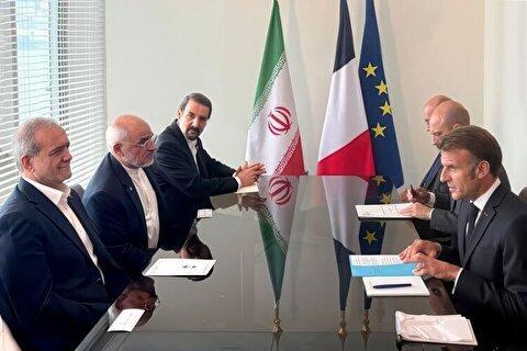 جزئیات دیدار روسای جمهور ایران و فرانسه/ پزشکیان: آماده‌ایم که در چارچوبی قابل قبول، با طرف‌های اروپایی در بحث هسته‌ای گفت‌و‌گو کنیم/ تهران به هیچ‌وجه به دنبال ساخت بمب هسته‌ای نیست/ مکرون: پاریس برای تلاش در مسیر جلوگیری از تشدید اوضاع در مسئله هسته‌ای ایران، آمادگی دارد