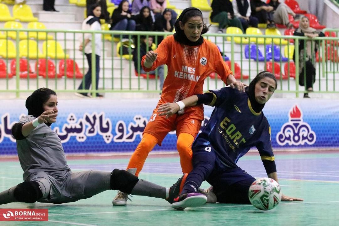 دیدار تیم‌های فوتسال بانوان پالایش نفت اصفهان - مس کرمان