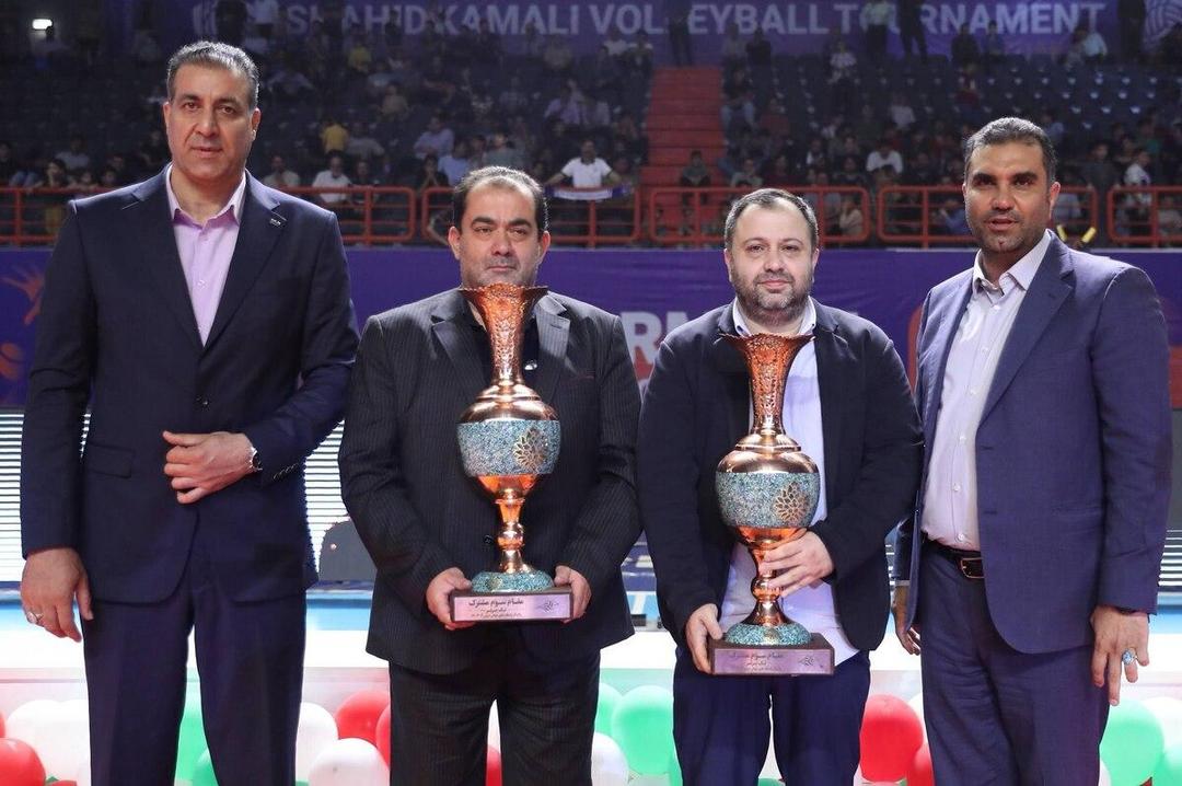 اهدای جام‌ سوم مشترک به تیم‌های والیبال چادرملو اردکان و شهرداری ارومیه 