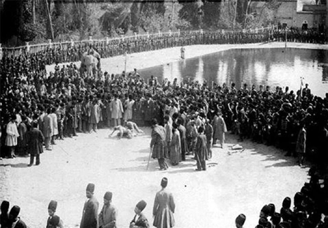 پهلوان پنبه در روستایی در غرب ایران - سال ۱۳۵۳ (عکس)