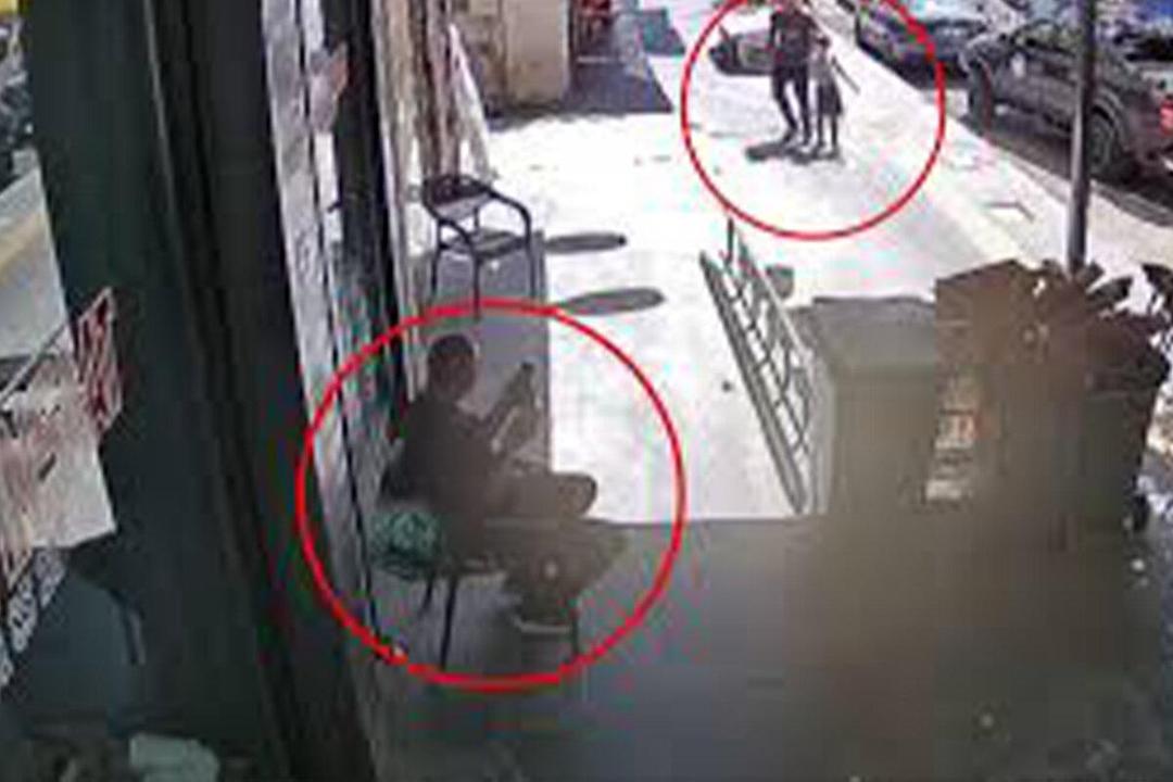 ببینید | لحظه دلهره‌آور تلاش مرد جوان برای ربودن کودک ۹ ساله؛ فروشنده با مشت‌های سهمگین از خجالت کودک‌ربا در آمد!