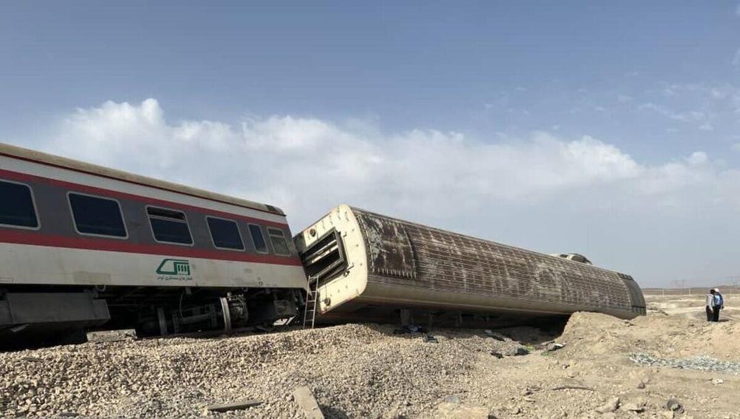 قطار مسافربری در ایستگاه راه‌آهن مشهد از ریل خارج شد