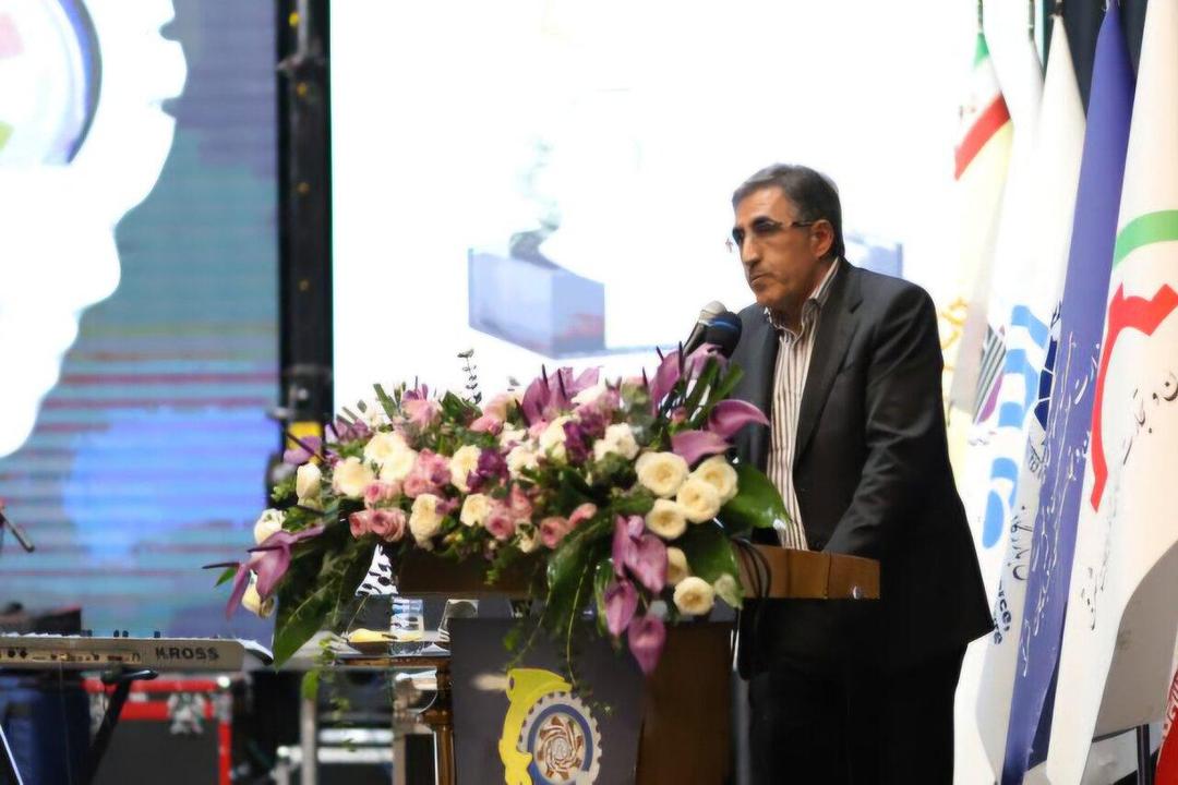 رئیس کمیسیون صنایع مجلس:سیاست‌های غلط ارزی، تولید را زمین‌گیر کرده است