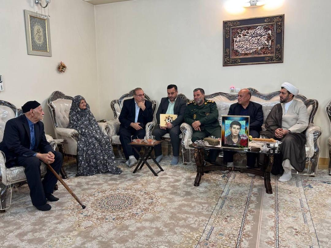 فرمانده سپاه‌اسلامشهر:دیدار با خانواده شهدا تجدید میثاق با آرمان‌های دفاع مقدس است+فیلم