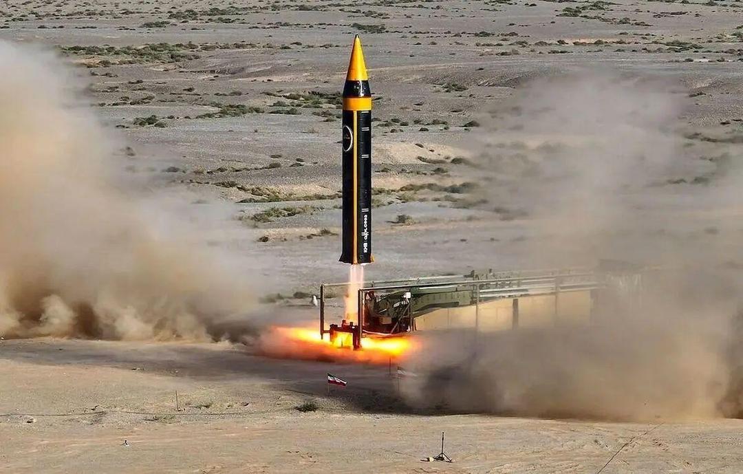 ادعای آسوشیتدپرس: یک نماینده مجلس در ایران گفته تهران یک موشک بالستیک قاره‌پیما را آزمایش کرده، این موضوع باعث شده تا برخی از تحلیلگران از امکان تلاش ایران برای افزایش برد موشک‌های خود خبر دهند/ این اتفاق به تهران کمک می‌کند که بتواند در یک جنگ احتمالی، از مرز‌های شرقی خود هم موشک به سمت اسرائیل شلیک کند