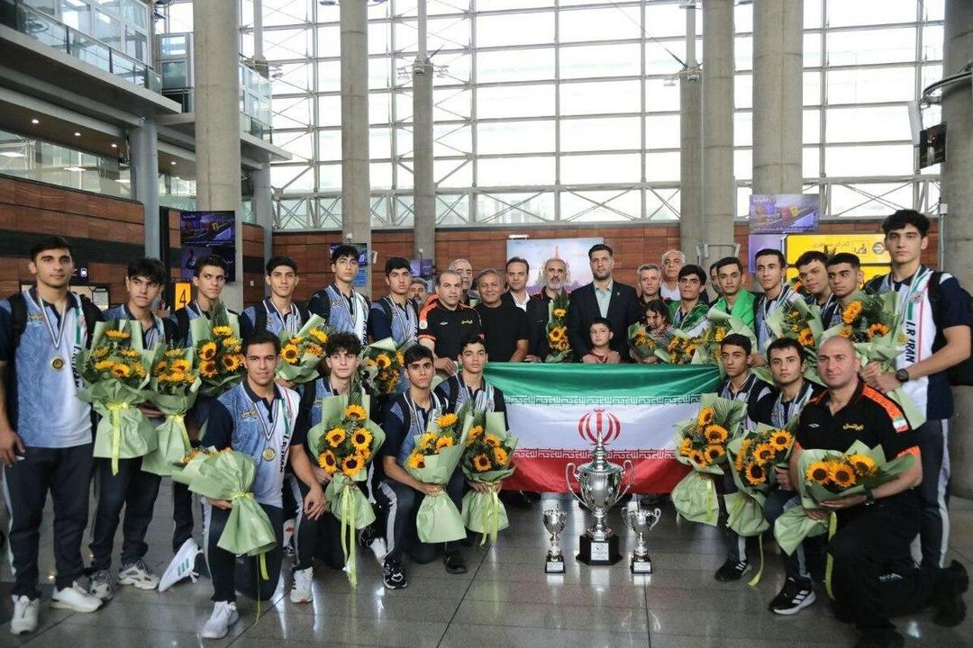 بازگشت افتخارآفرینان هندبال ایران به وطن