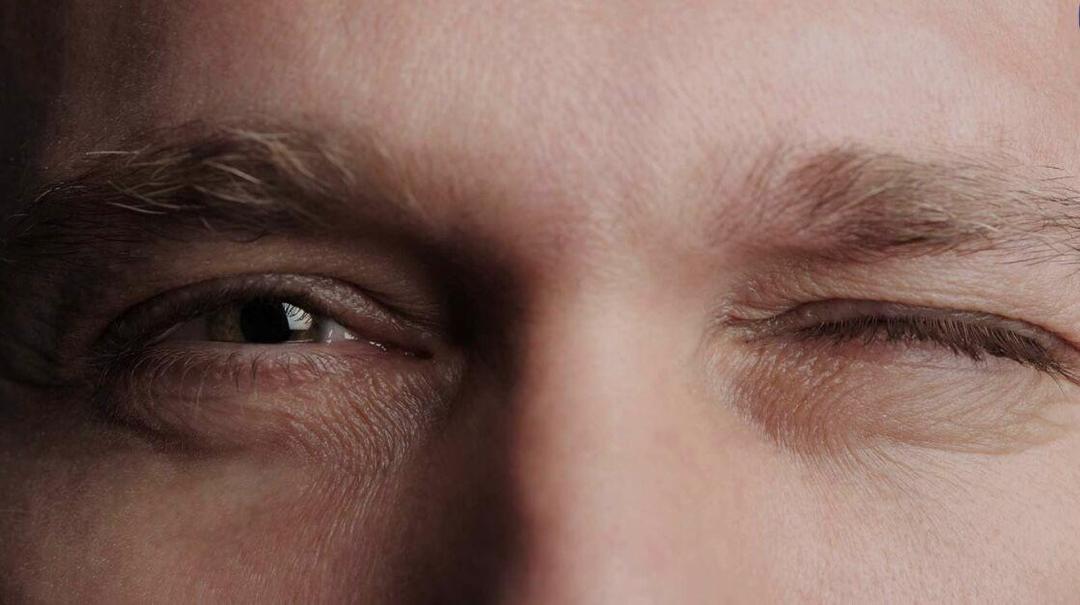 چرا دچار تیک عصبی می‌شویم؟