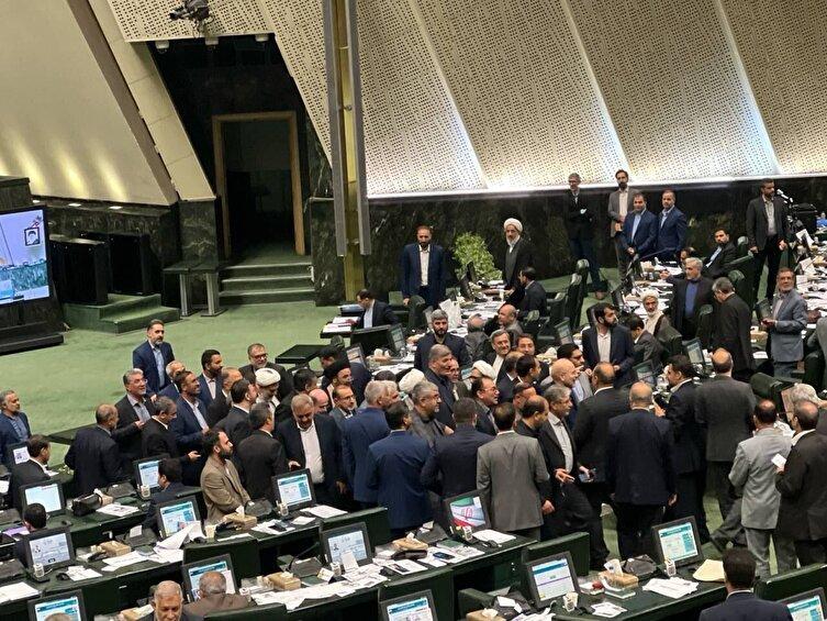نیکزاد: مجلس یکشنبه نامه نمایندگان درباره ساخت بمب هسته‌ای را بررسی می‌کند