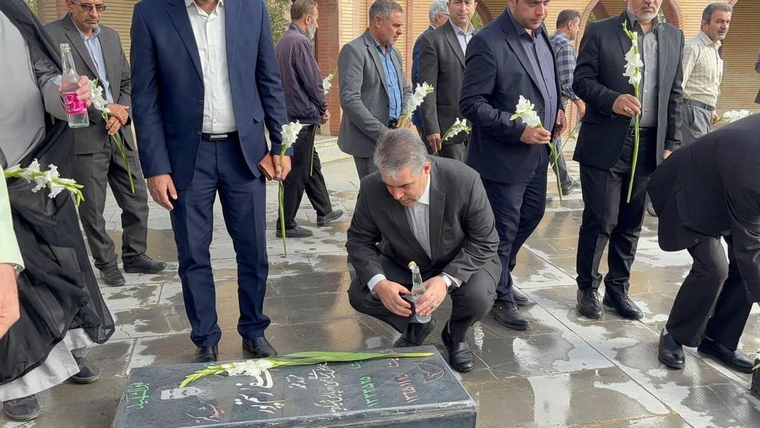 معاون وزیر میراث فرهنگی به مقام شامخ شهدای بیجار ادای احترام کرد