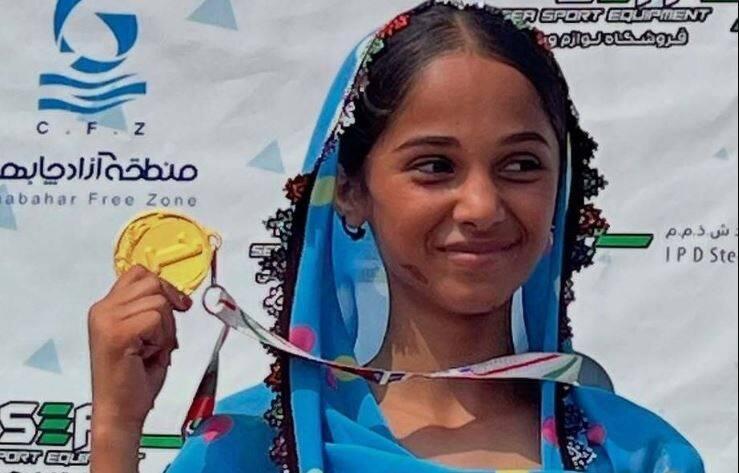 درخشش دختر بلوچ در مسابقات موج‌سواری بانوان ایران