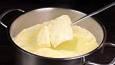 طرز تهیه پنیر خانگی با ۱.۵ لیتر شیر و ۴ تخم‌مرغ به سبک آشپز آلمانی (فیلم)