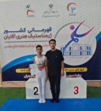 نشان برنز مسابقات ژیمناستیک هنری کشور بر گردن نوجوان نی ریزی