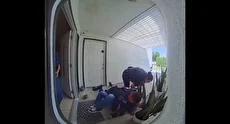 ثبت لحظه حمله با چاقو به افسر پلیس کالیفرنیا توسط دوربین (فیلم)