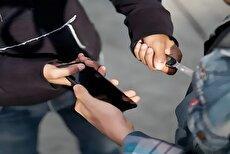 لحظه قاپیدن موبایل کشیش توسط سارقان موتوری در پخش زنده (فیلم)