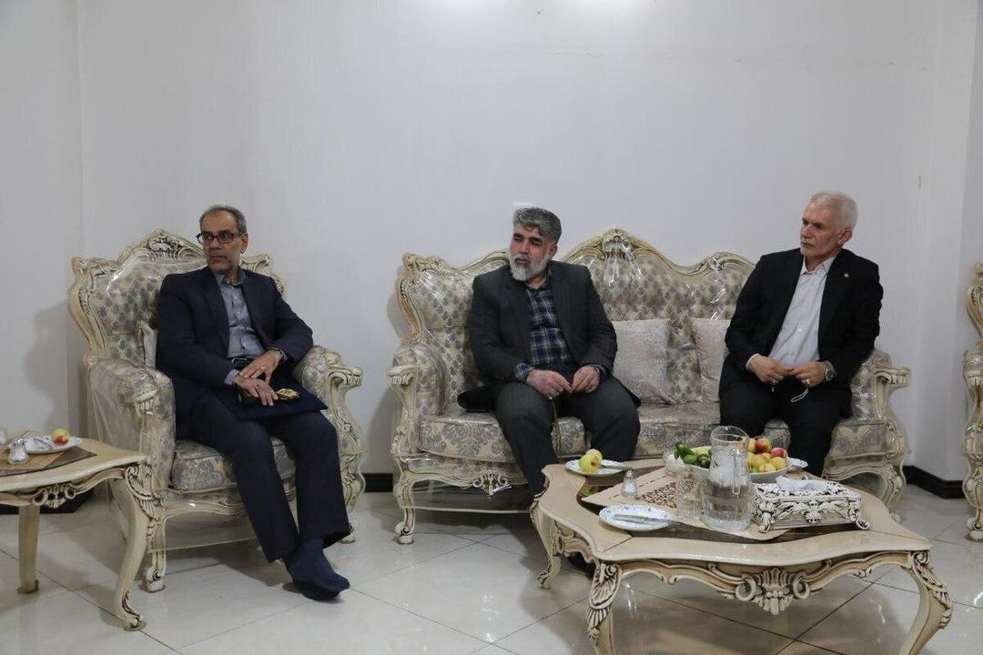 معاون توسعه ورزش قهرمانی با خانواده شهیدان مدواری دیدار کرد