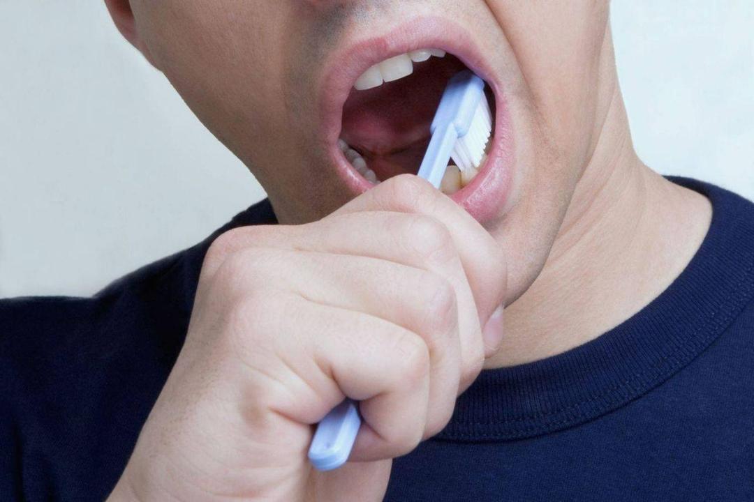 چرا دهانمان با وجود مسواک زدن هنوز بوی بد می‌دهد؟
