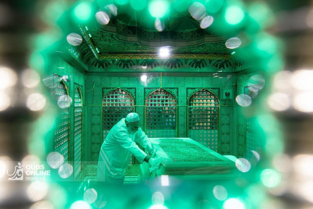 غبارروبی مضجع مطهر امام رضا علیه‌السلام