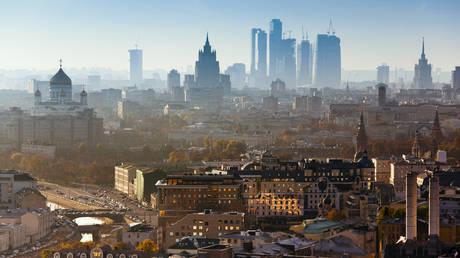 UK journalist blows holes in Western myths about Russia
