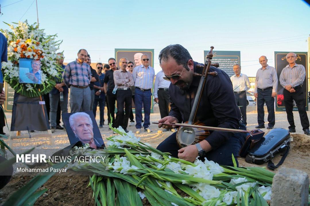آئین خاکسپاری احمد پژمان در لارستان
