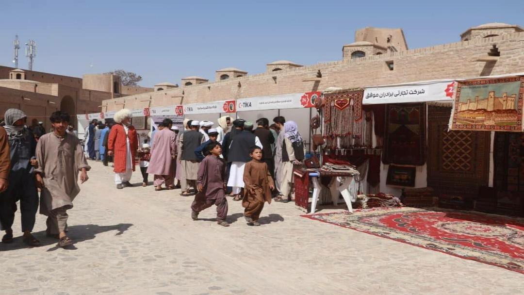 نمایشگاه صنایع دستی هرات: جلوه‌ای از هنر و فرهنگ در هفته گردشگری