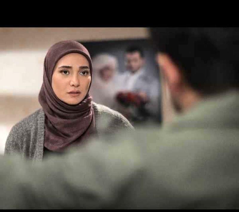 ژست نگاه به افقِ «مینا وحید» در کافه‌ای دنج و تاریک!