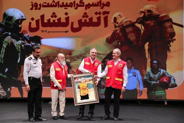 پزشکیان «آتش نشان» شد + عکس