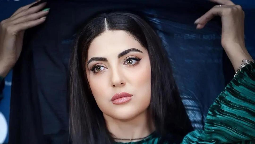 تیپ سبز و مشکی هلیا امامی در اکران سینمایی؛ بازیگر، عاشق میکاپ جدیدش شد! (عکس)