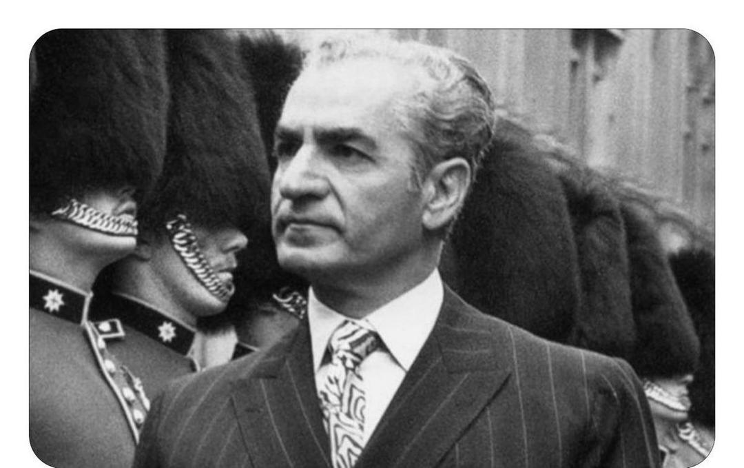 بازدید محمد‌رضاپهلوی و فوزیه همسر اول او از پایگاه نظامی آمریکائیان در ایران (عکس)
